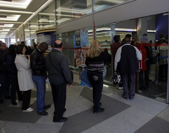 Συνωστισμός και ουρές στα κεντρικά της ΔΕΗ στην Αριστείδου