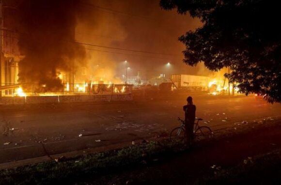 «Φλέγεται από οργή» κάθε βράδυ η Μινεάπολη: Εικόνες χάους μετά τον φρικτό θάνατο του Τζορτζ Φλόιντ