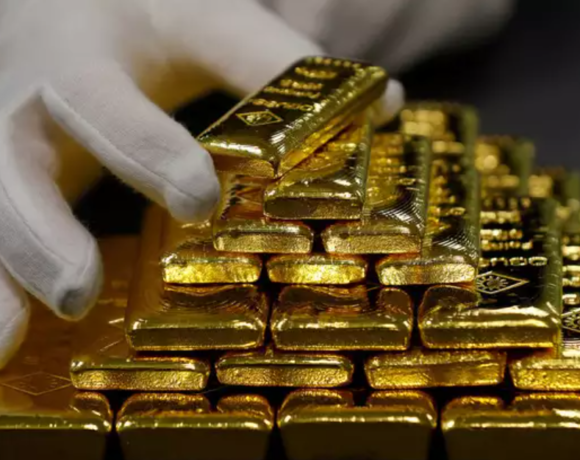 FT: Τώρα και τα Hedge funds αγοράζουν χρυσό – Φοβούνται υποτίμηση λόγω ξέφρενου «τυπώματος»