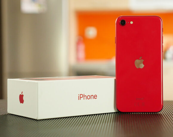 Iphone Se (2020) Review: Δοκιμάζουμε το πιο οικονομικό Iphone σε Product Red