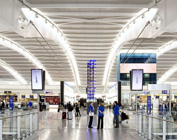 Times : Σε καραντίνα όλοι οι ταξιδιώτες που εισέρχονται στη Βρετανία