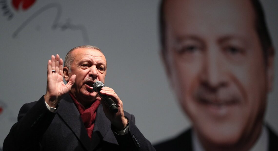To αυτοκαταστροφικό πείσμα του Ερντογάν – Αρνείται το ΔΝΤ, παίζει με τη φωτιά και την τύχη του