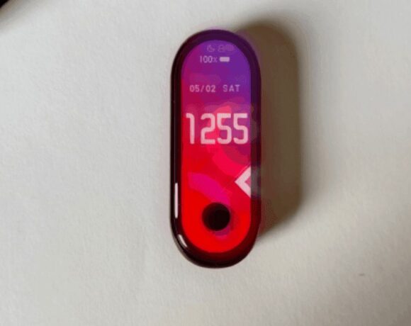 Xiaomi Mi Band 5: Real Life φωτογραφία δείχνει οθόνη με Punch Hole