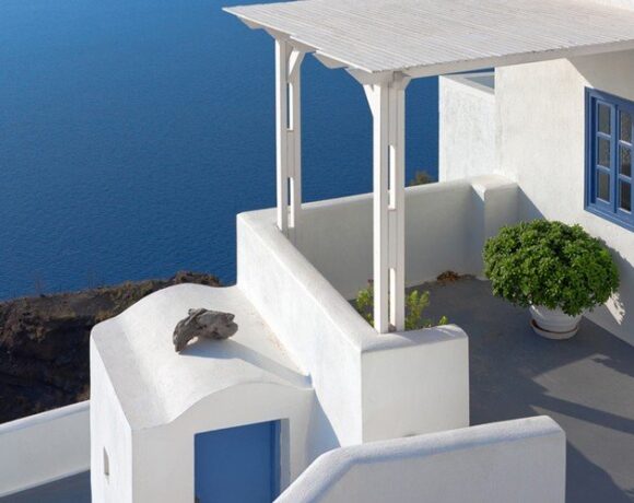 Airbnb: Εκπτώσεις έως και 25% μέσα στον Δεκαπεντάγουστο σε Μύκονο και Σαντορίνη – Δείτε πού