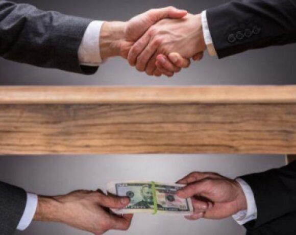 Έκθεση: Στην ΕΕ δεν κυνηγούν τους πολιτικούς για διαφθορά – Η θέση της Ελλάδας