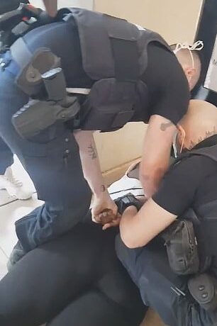 Βίντεο – σοκ: Αστυνομικοί στο Παρίσι επιτίθενται σε έγκυο αφροαμερικανή