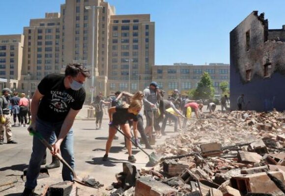Βαθιά διχασμένες οι ΗΠΑ: Η κρίση παίρνει πολιτικές διαστάσεις – Στριμωγμένος ο Τραμπ