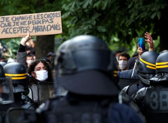 Γαλλία : Δεν καταργείται τελικά η χρήση του κεφαλοκλειδώματος από αστυνομικούς