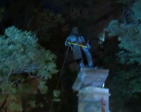 Διαδηλωτές στην Ουάσινγκτον γκρέμισαν ένα ακόμα σύμβολο μίσους – Συλλήψεις ζητά ο Τραμπ