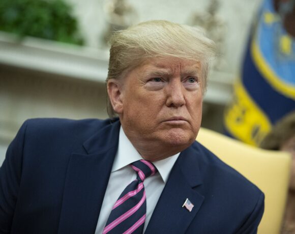 Εμπορικός πόλεμος: Ο Λευκός Οίκος «απειλεί» με νέους δασμούς τις εισαγωγές από ΕΕ