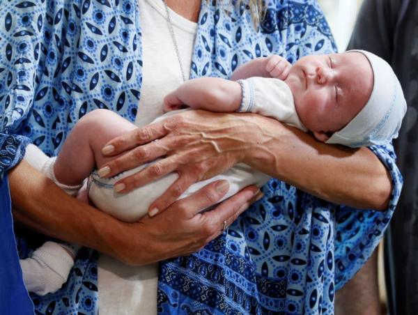 Η βιομηχανία μωρών του Κιέβου και το δράμα δεκάδων βρεφών εν μέσω κοροναϊού