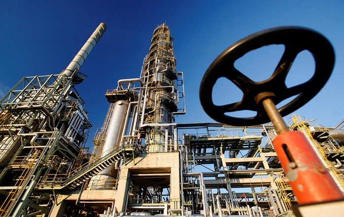 ΗΠΑ και Κίνα ρίχνουν τις τιμές του πετρελαίου