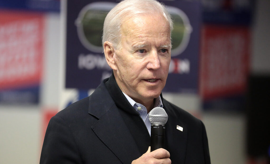 ΗΠΑ : Προηγείται στις δημοσκοπήσεις ο Τραμπ – Ρεκόρ προεκλογικών εσόδων για τον Μπάιντεν