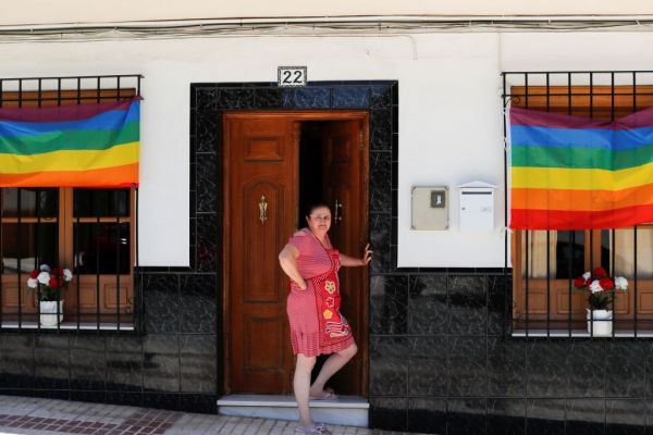 Ισπανία : Η πόλη που γέμισε με εκατοντάδες σημαίες του Pride