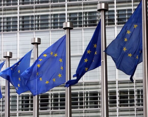 Κομισιόν: Προτείνει χορήγηση 585 εκατομμυρίων σε χώρες που φιλοξενούν Σύρους πρόσφυγες