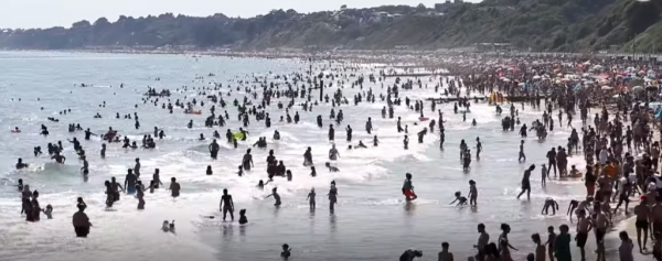 Κοροναϊός : Απίστευτες εικόνες συνωστισμού στη Βρετανία – Το αδιαχώρητο στις παραλίες του Νότου