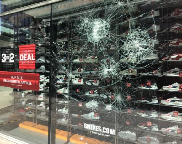 Μέρκελ για τα βίαια επεισόδια στην Στουτγάρδη: Απεχθείς βανδαλισμοί