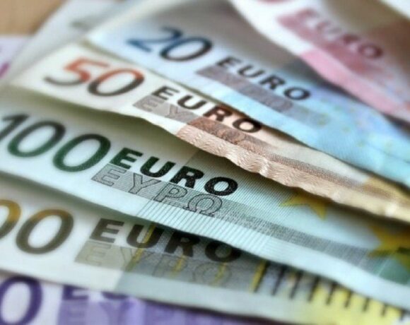 Με ανάρτηση αφίσας στα μαγαζιά το επίδομα 534 ευρώ σε ελεύθερους επαγγελματίες και επιχειρήσεις