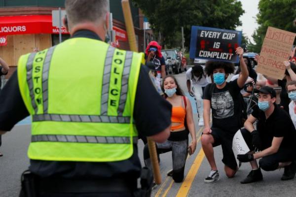 Μετά τον κοροναϊό γιατροί και νοσηλευτές στις ΗΠΑ δίνουν μάχη και κατά του ρατσισμού