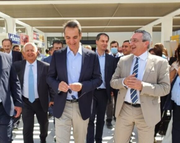 Μητσοτάκης από Σαντορίνη: Η Ελλάδα είναι έτοιμη να καλωσορίσει τους τουρίστες