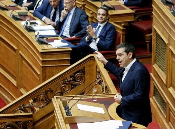 Μητσοτάκης – Τσίπρας διασταυρώνουν τα ξίφη τους για την οικονομία στη Βουλή