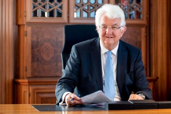 Ο κεντρικός τραπεζίτης της Αυστρίας δεν αποκλείει η ΕΚΤ να αγοράζει και μετοχές στο μέλλον
