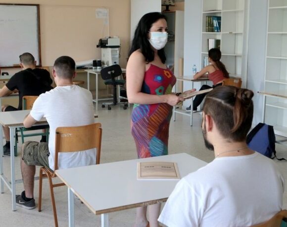 Πανελλαδικές: Με Φυσική και Λατινικά συνεχίζουν οι υποψήφιοι – Οι πρώτες εκτιμήσεις για τις βάσεις