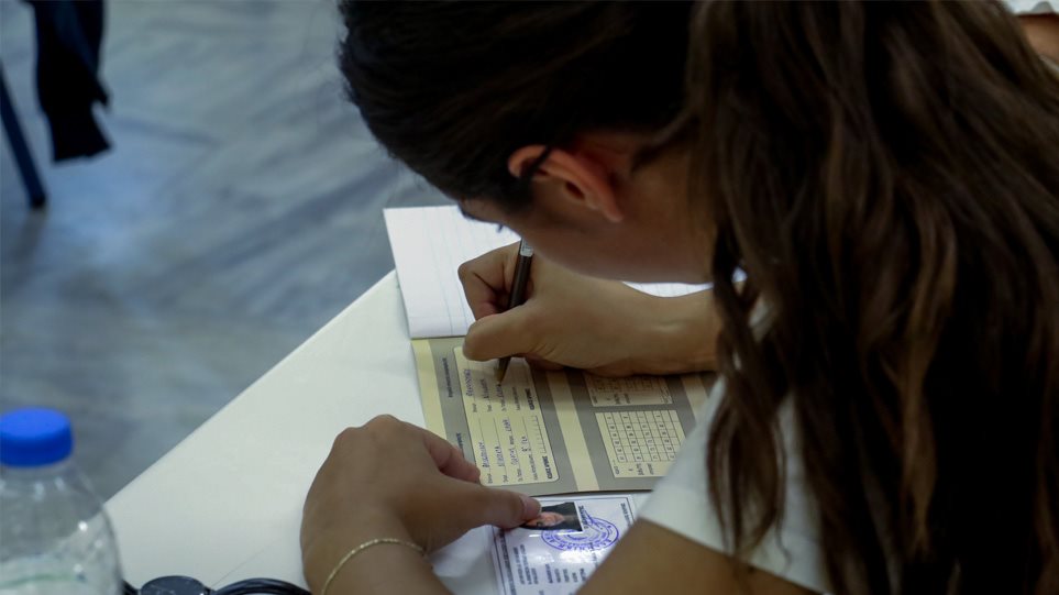 Πανελλαδικές: Πώς προβλέπεται να κινηθούν οι βάσεις – Σε ποιες σχολές ανεβαίνουν και σε ποιες υποχωρούν