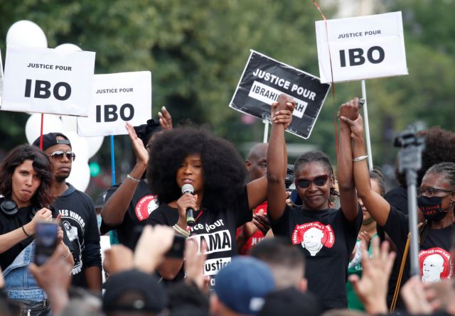 Πλήθος διαδηλωτών στο Παρίσι διαμαρτύρονται κατά του ρατσισμού και της αστυνομικής βίας