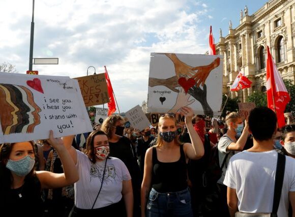 Πρωτοφανής σε όγκο αντιρατσιστική διαδήλωση στη Βιέννη για τον Τζορτζ Φλόιντ