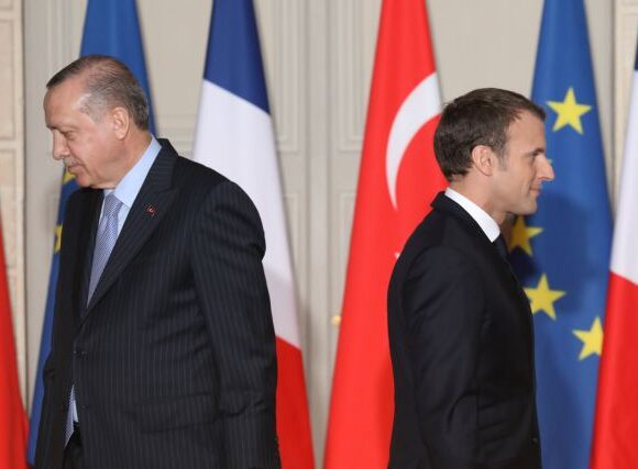 Πυρά Τουρκίας και κατά Γαλλίας: Η υποστήριξη στον «πειρατή» Χαφτάρ επιδεινώνει την κατάσταση