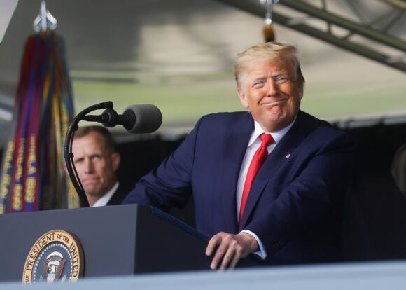 Ρίχνει τους τόνους ο Τραμπ μετά τις κατηγορίες για προσπάθεια πολιτικοποίησης του στρατού