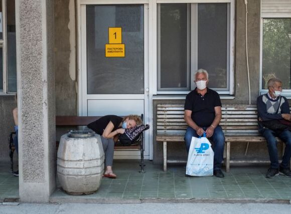 Σερβία: Αυξάνονται τα κρούσματα του κοροναϊού – Νόσησαν ο υπουργός Άμυνας και η πρόεδρος της Βουλή