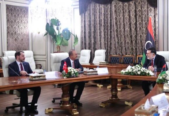 Σκληρό πόκερ για τη Λιβύη: Το ταξίδι – αστραπή και ο «αντικαταστάτης» του Χαφτάρ