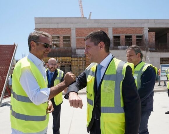 Τα έργα αναβάθμισης του αεροδρομίου της Σαντορίνης επισκέφθηκε ο Κυριάκος Μητσοτάκης