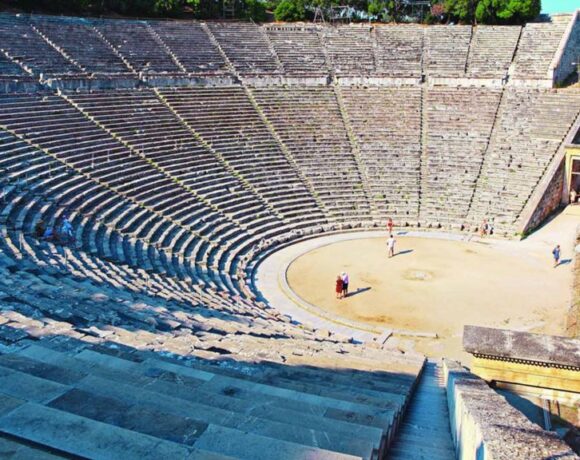 Το Mega στο αρχαίο θέατρο της Επιδαύρου λίγο πριν ανοίξει τις πύλες του
