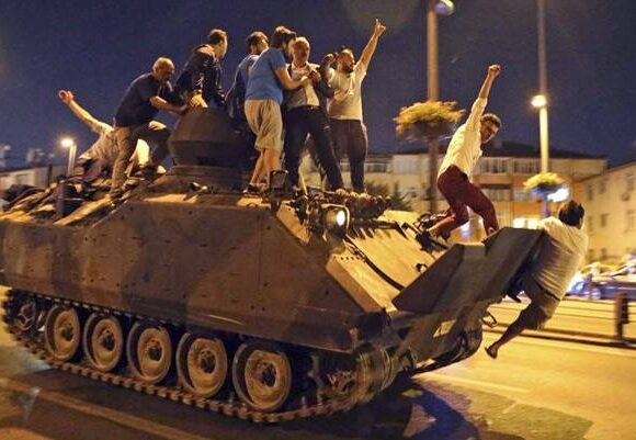 Τουρκία: Ισόβια κάθειρξη σε 121 άτομα για την απόπειρα πραξικοπήματος