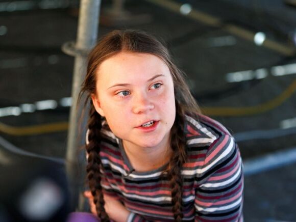 Τούνμπεργκ: Η κλιματική αλλαγή είναι το ίδιο επείγουσα με την πανδημία του κοροναϊού