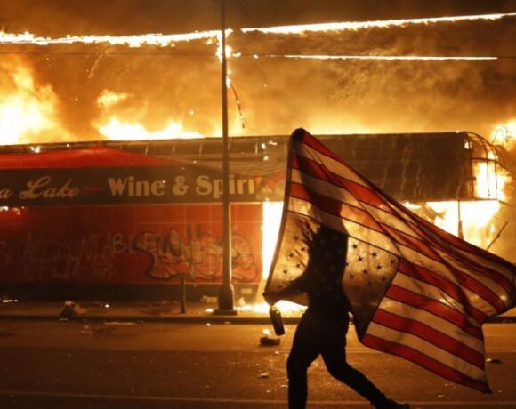 Τραμπ : Θα στείλω «χιλιάδες βαριά οπλισμένους στρατιώτες» – Εξω από τον Λευκό Οίκο οι ταραχές