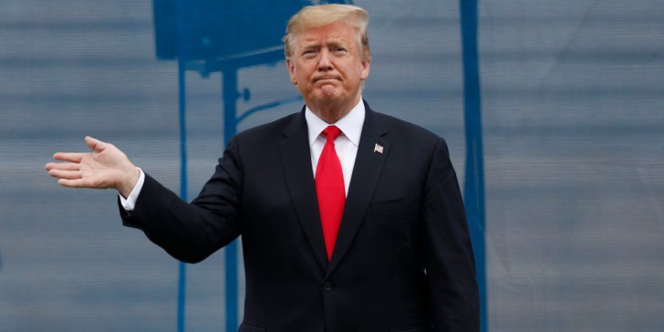 Τραμπ: Κοινοποίησε βίντεο με ένα ζευγάρι που κρατάει όπλα προς το μέρος διαδηλωτών