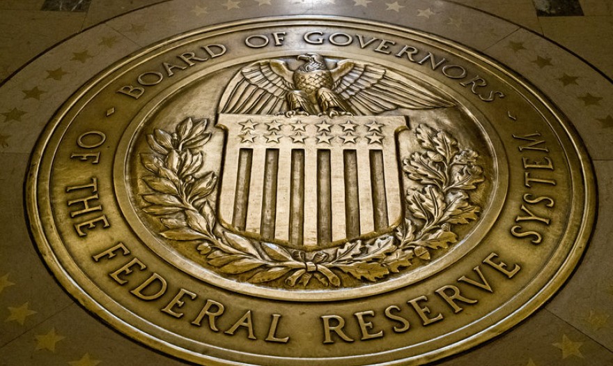 Fed: Αμετάβλητα μέχρι το 2022 τα επιτόκια – Προβλέπει ύφεση 6,5%
