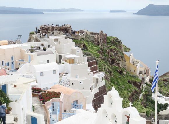 Forbes: Τι θα αντιμετωπίσουν οι τουρίστες με την επιστροφή τους στην Ελλάδα