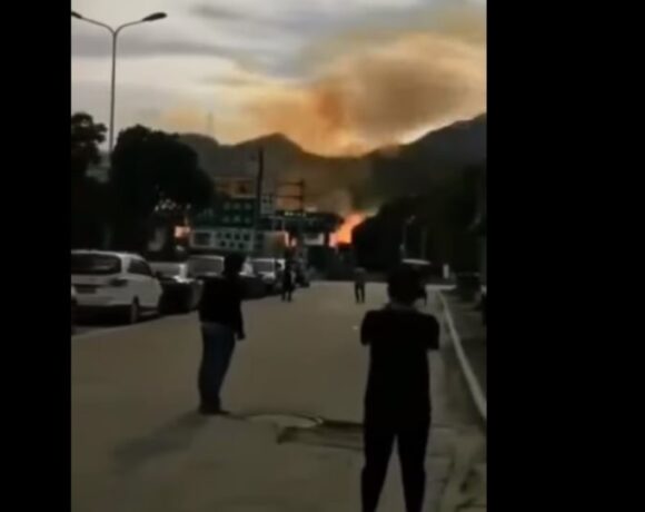 Kίνα: Έκρηξη βυτιοφόρου ισοπέδωσε κτίρια και εργοστάσια – Τουλάχιστον 14 νεκροί