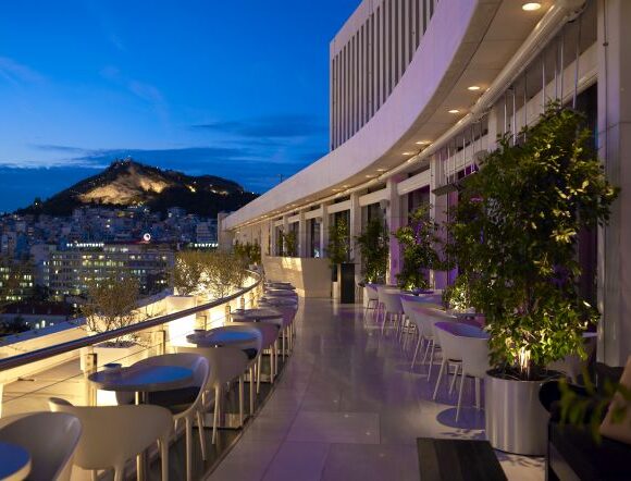 Most Greek Hotels Postpone Opening Until Flights Resume