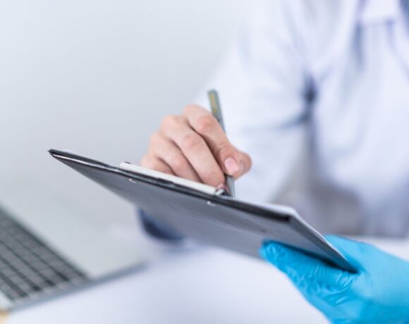 Tourism Minister Discusses Contracts For Hotel Doctors