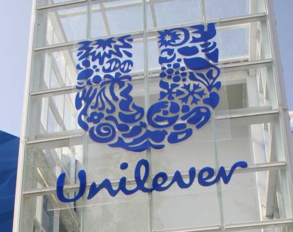 Unilever: Αναστέλλει τις διαφημιστικές της καταχωρήσεις σε Facebook, Twitter και Instagram