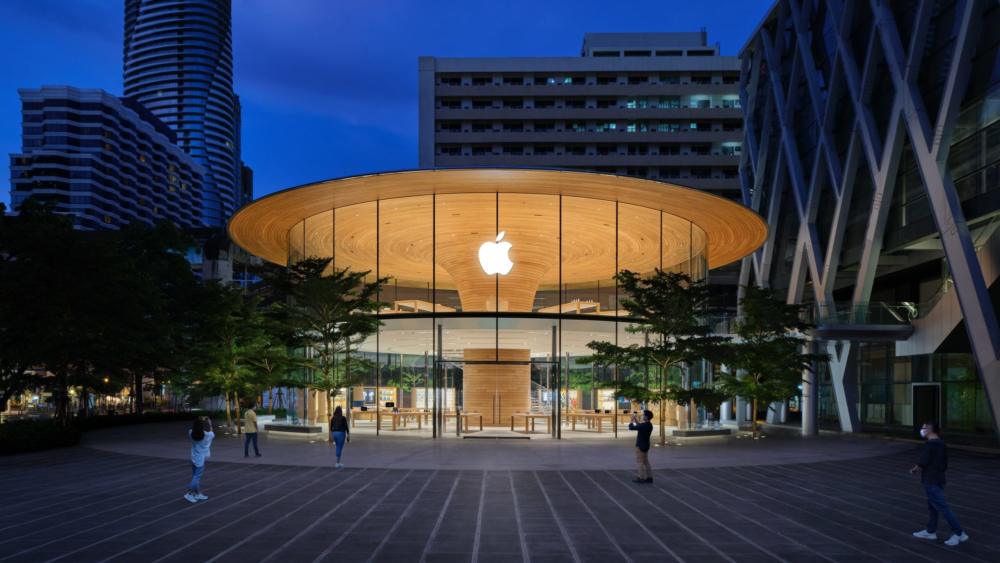 Apple Central World: Εντυπωσιάζει η οροφή που θυμίζει θόλο δέντρο