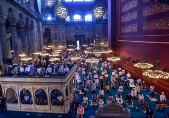 Αγία Σοφία: Προσευχή μετά από 86 χρόνια για το μπαϊράμι