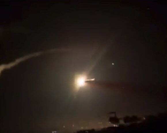 Ανεβαίνει η ένταση : Ισραηλινά επιθετικά ελικόπτερα βομβάρδισαν στόχους στη Συρία