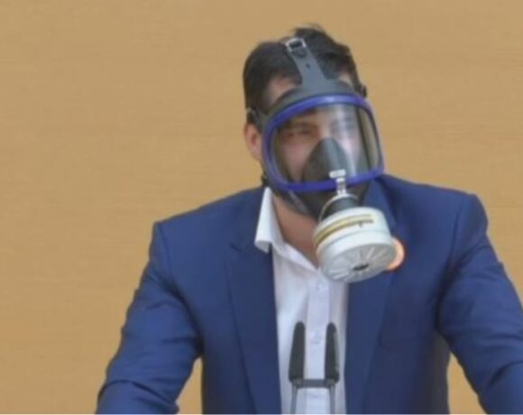 Βαυαρία: Βουλευτής εμφανίστηκε με μάσκα αερίων κοροϊδεύοντας τα μέτρα για τον κοροναϊό